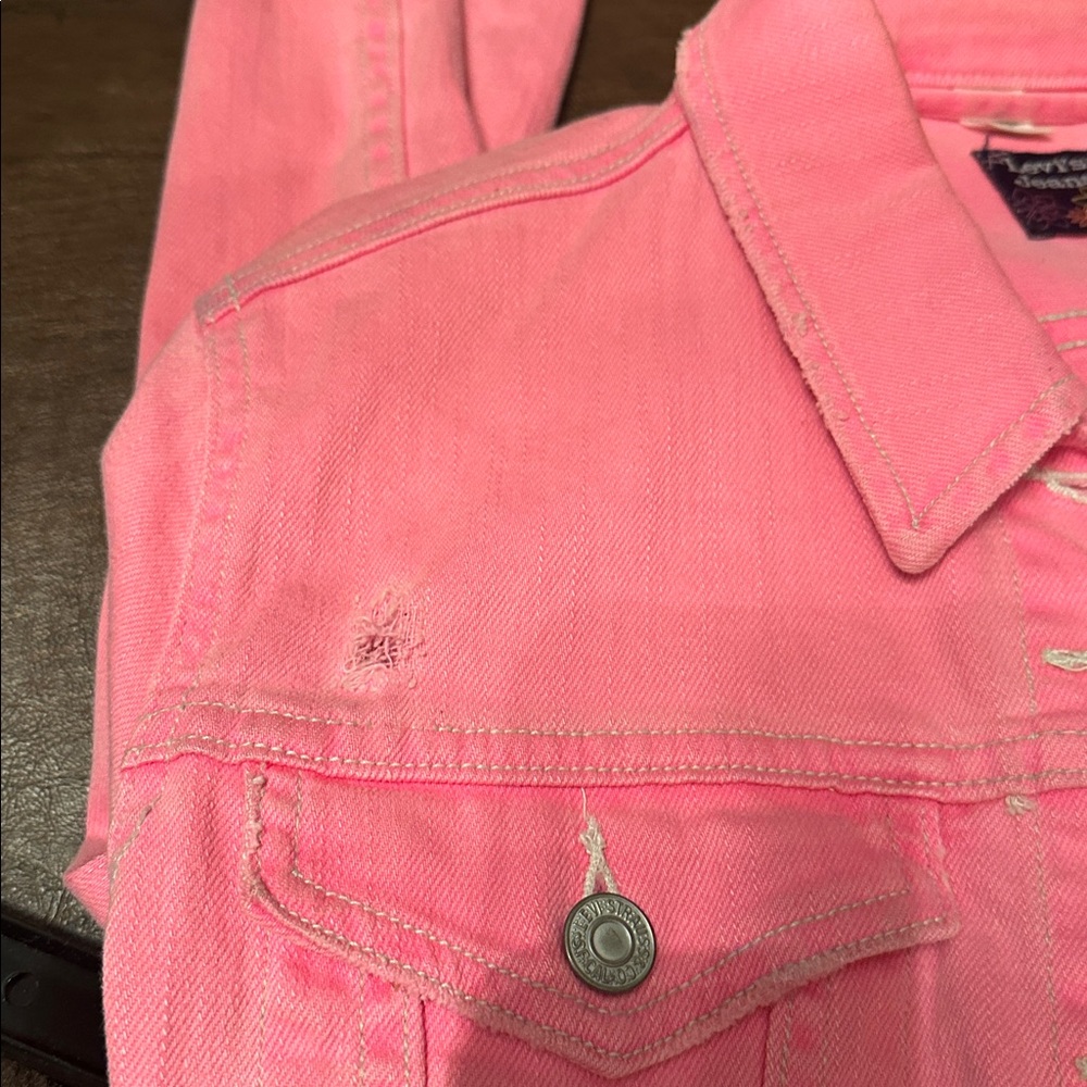 EUC Levi’s cropped denim distressed trucker’s jacket - Picture 10 of 11
